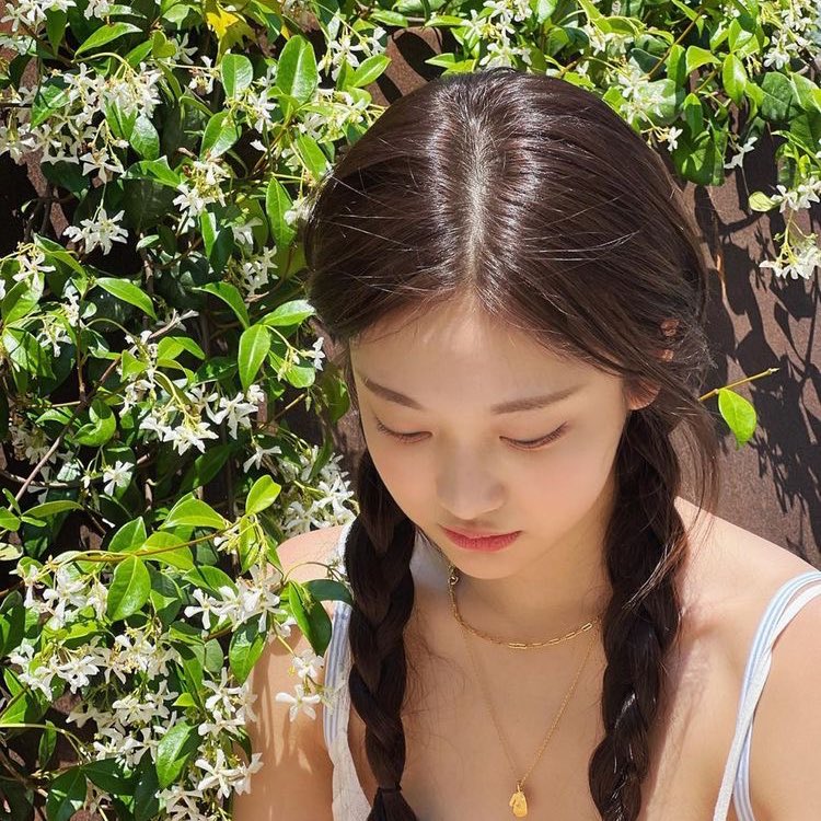 snoozyia's tweet photo. d3 ೃ  — ➷ hello, i'm zara! new to #studytwt #studytwtph, and im looking for interactive moots ( ﾟ^∀^ﾟ)ﾟ
  
🌱 she/her, filo, intj 
🌱 upcoming g7, jhs 
🌱 krnb, 80's music, matcha

♡ / ↻ to be moots  ₊˚ : ·↷ https://t.co/5ZEYV8Yap7
