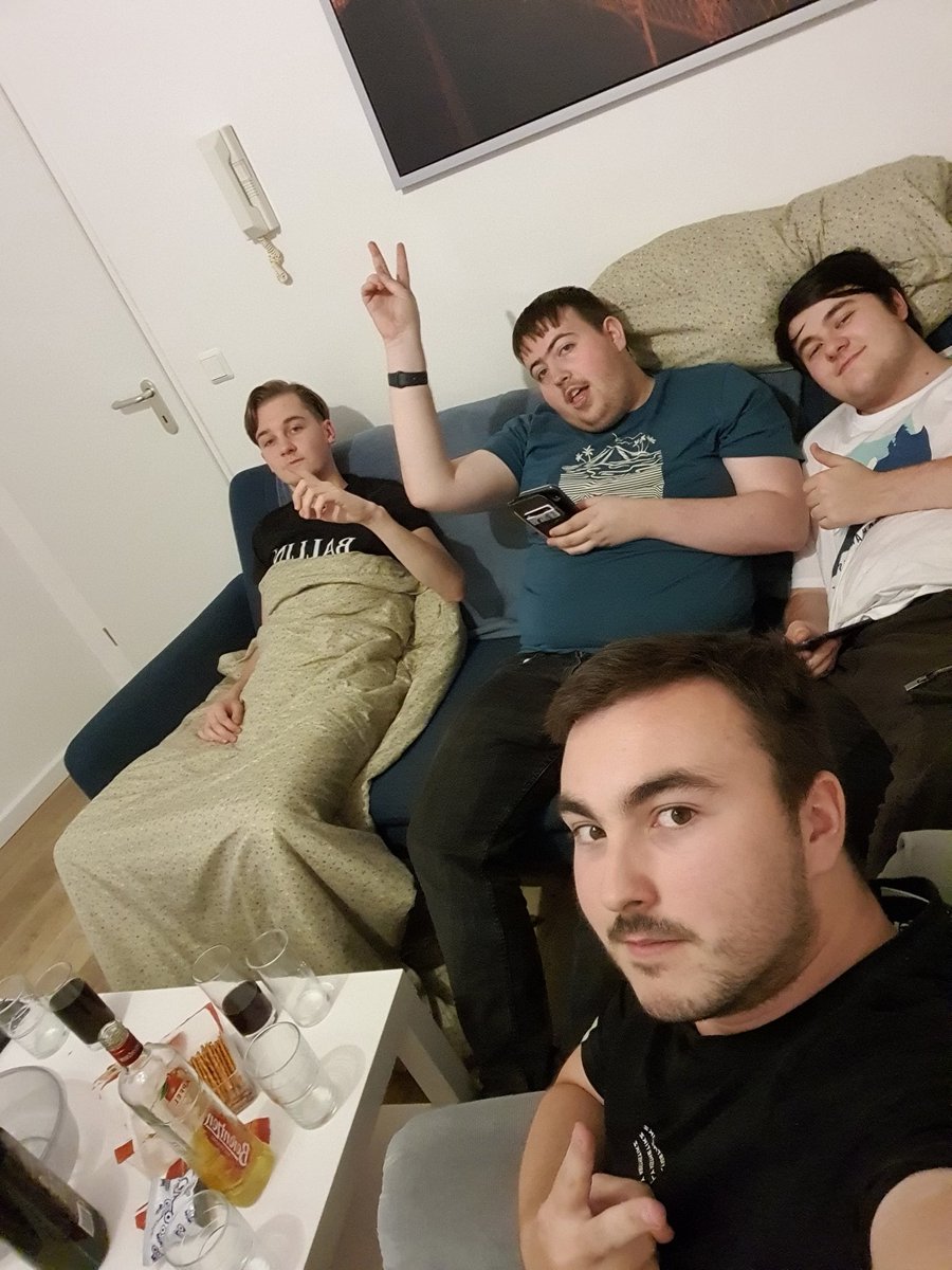 With the boys at <a href="/RLEsports/">Rocket League Esports</a> RLCS in Düsseldorf!!!! 
<a href="/JustNightzy/">Nightzy</a> , PG , Kazel , and me in the chairrr:DD

Come meet us sometime if u want. Comment below!!!<333