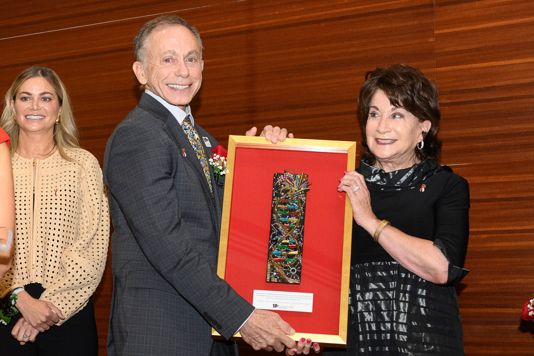TTHealthElPaso's tweet photo. #TTUHSCElPaso, along with Steve Fox, his wife, Nancy, and their daughters Paige and Ashley, announced today a historic and transformative $25 million investment that will support a future comprehensive cancer center on the #TTUHSCEP campus. 

Read more: https://t.co/S3yMVZgeHN https://t.co/vqOqhPpZcI