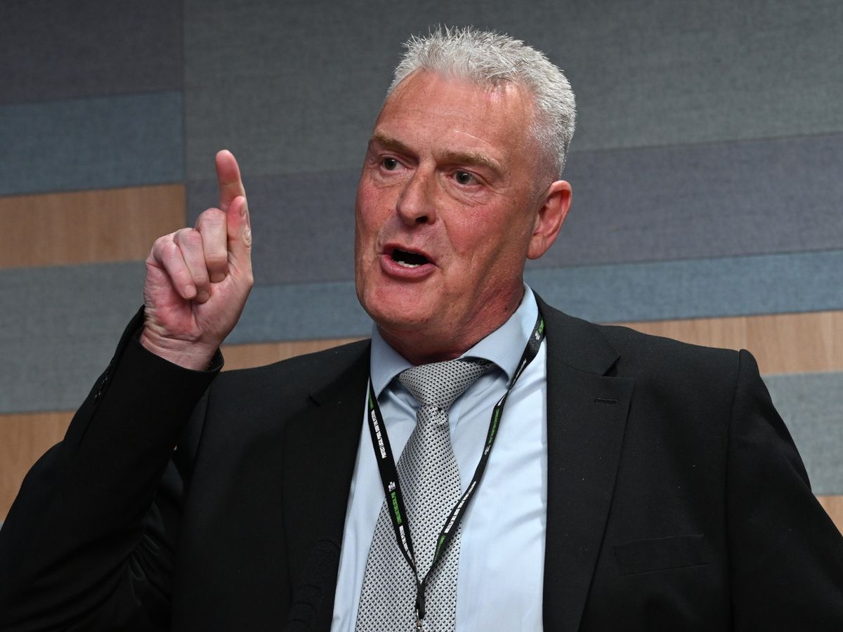 welshroots's tweet image. Know of delivery driver who told customer to F..k Off
Instant Dismissal !
 No Ifs or Buts!
Same would happen to a Teacher Nurse Doctor etc 
So why not 30pence Lee
 R/T   If you think he has to go
Yes you @LeeAndersonMP_