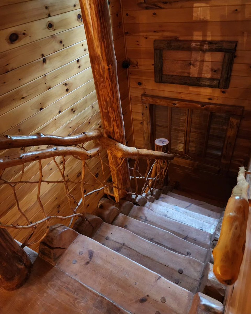 Alessio426's tweet photo. Check out this 🪵 Log cabin we're doing work on wow! #logcabin #log #cabin #woodworking https://t.co/CFYbuQyaqM