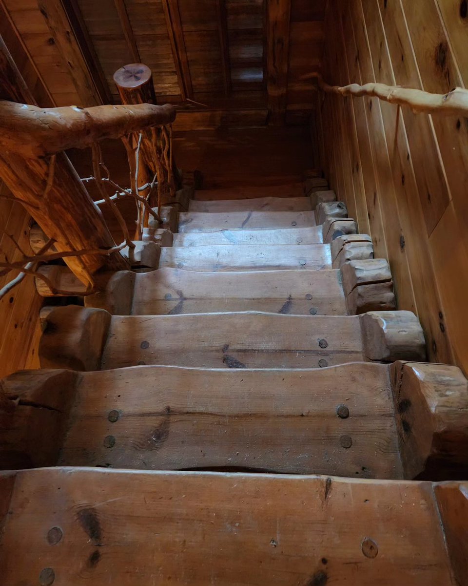 Alessio426's tweet photo. Check out this 🪵 Log cabin we're doing work on wow! #logcabin #log #cabin #woodworking https://t.co/CFYbuQyaqM