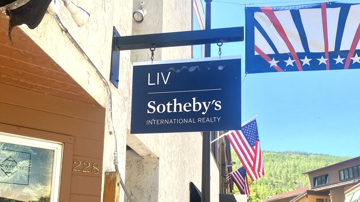 Join us as we #SIRcleTheGlobe, visiting our affiliate offices in Jackson Hole, WY; Rancho Santa Fe, CA; and Vail, CO.  

#zeitlinsir #zsir #tennessee #sothebysrealty #realestate #luxury #curbappeal #luxuryrealestate #design #home #homedesign #architecture #luxurylifestyle #luxe