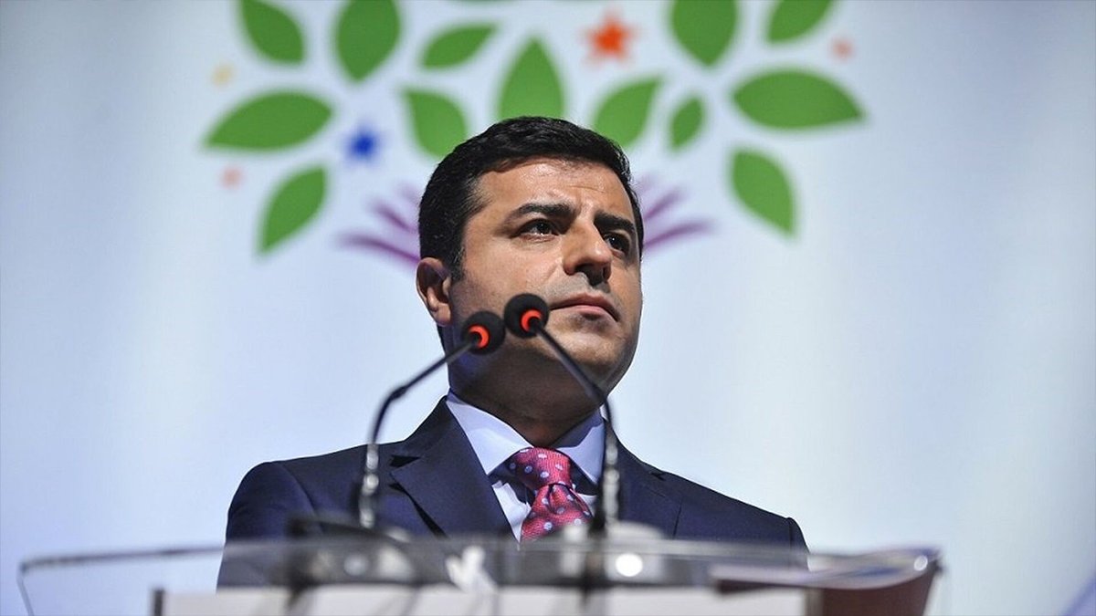 Demirtaş’ın avukatından çağrı: Twit nedeniyle en az 7 ağırlaştırılmış müebbet hapis cezası verilecek, yok mu bir sözünüz?

 yeniyasamgazetesi5.com/demirtasin-avu…