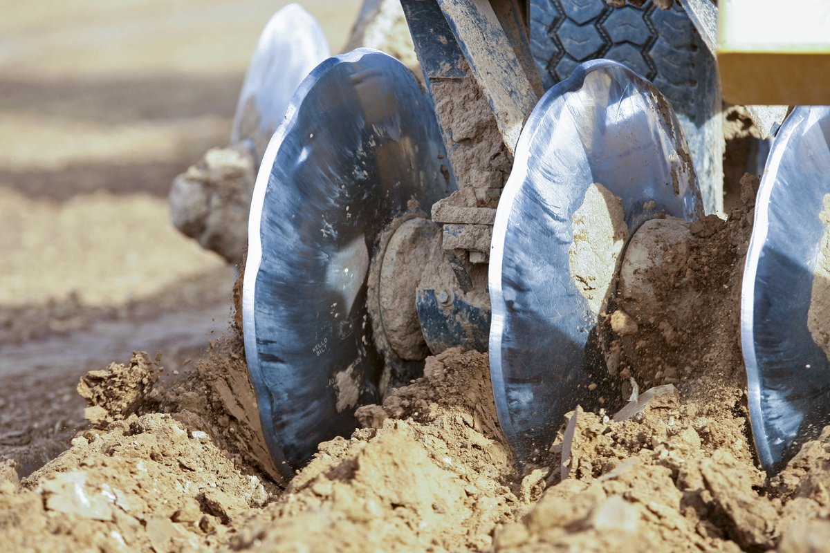 KelloBiltInc's tweet photo. Turning Dirt π πΎ
#kellobilt #kellobiltdisc #CanadianMade #tillage #agriculture #offsetdiscs #tandemdiscs #discripper #disc #discblades https://t.co/1AcaPIhgLY