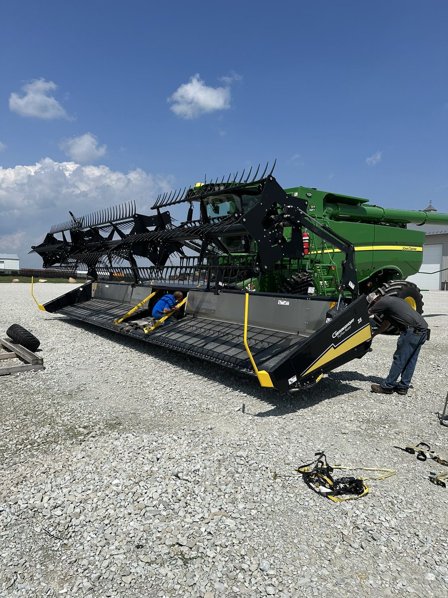 ReynoldsAgSol's tweet photo. Dare I say harvest is right around the corner?!? 

Setting up a @Geringhoff TruFlex Razor today! If you want a demo…contact us! 

#harvest23 #august #johndeere https://t.co/4Dvl652R0Y