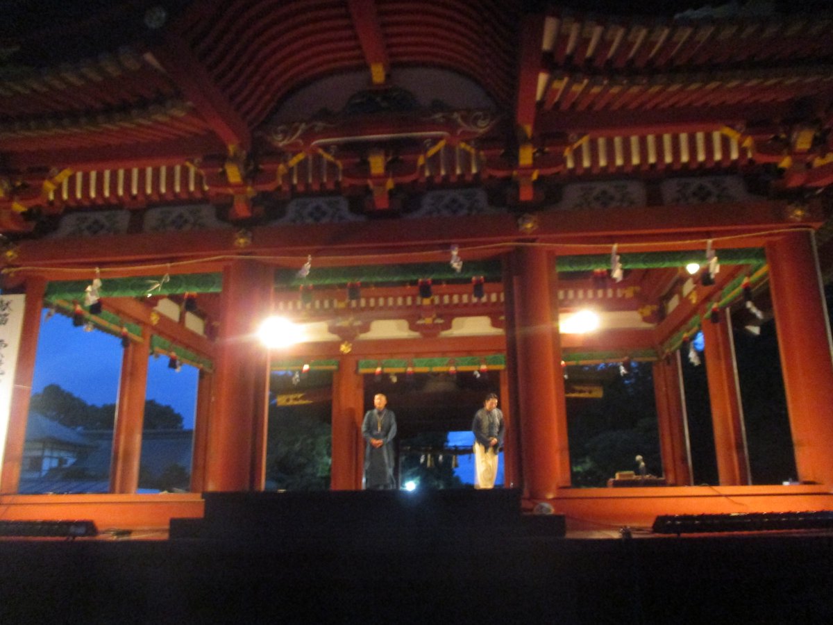 nekosachi803's tweet photo. 鶴岡八幡宮・夏越祭・ぼんぼり祭り8月7日
献笛 雲龍 KNOB 演奏に遭遇
オーストラリア先住民のアボリジニ伝統楽器
ユーカリの木の筒ディジュリドウ奏者のぶ氏
2023年8月9日のhttps://t.co/WIBqoaa6vYに掲載
#鶴岡八幡宮・夏越祭・ぼんぼり祭り
#雲龍
#KONB https://t.co/ZWU0FIJ3JJ