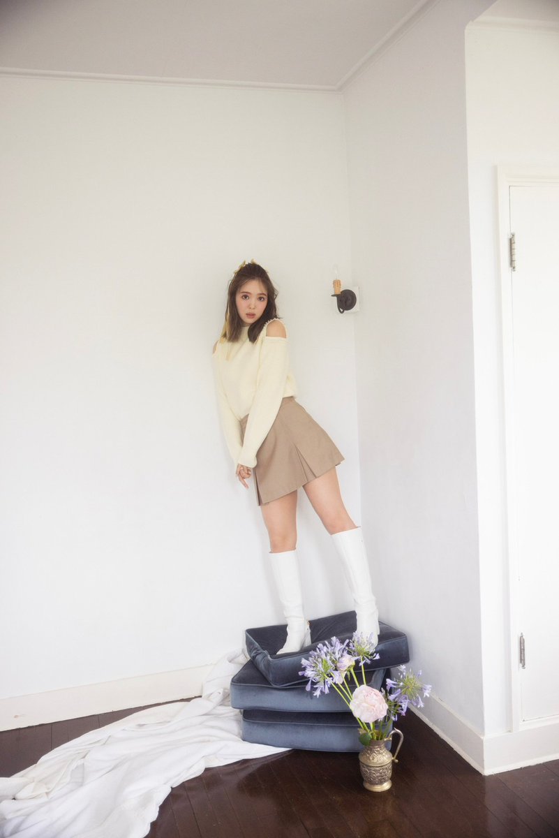 '23 Autumn Pre order 🍁
￣￣

🏷 #バックチェーンロングブーツ
color：Black / White
size：S / M / L
¥18,700(tax in)

バックデザインのチェーンがポイント✨
チャンキーヒールで歩きやすく、フロントの尖りすぎないフォルムで上品な印象に✅

▼商品詳細はこちら
📍 runway-webstore.com/ap/item/i/m/59…