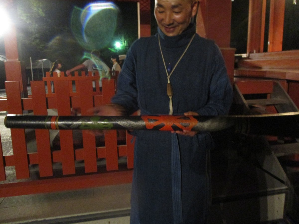 nekosachi803's tweet photo. 鶴岡八幡宮・夏越祭・ぼんぼり祭り8月7日
献笛 雲龍 KNOB 演奏に遭遇
オーストラリア先住民のアボリジニ伝統楽器
ユーカリの木の筒ディジュリドウ奏者のぶ氏
2023年8月9日のhttps://t.co/WIBqoaa6vYに掲載
#鶴岡八幡宮・夏越祭・ぼんぼり祭り
#雲龍
#KONB https://t.co/ZWU0FIJ3JJ