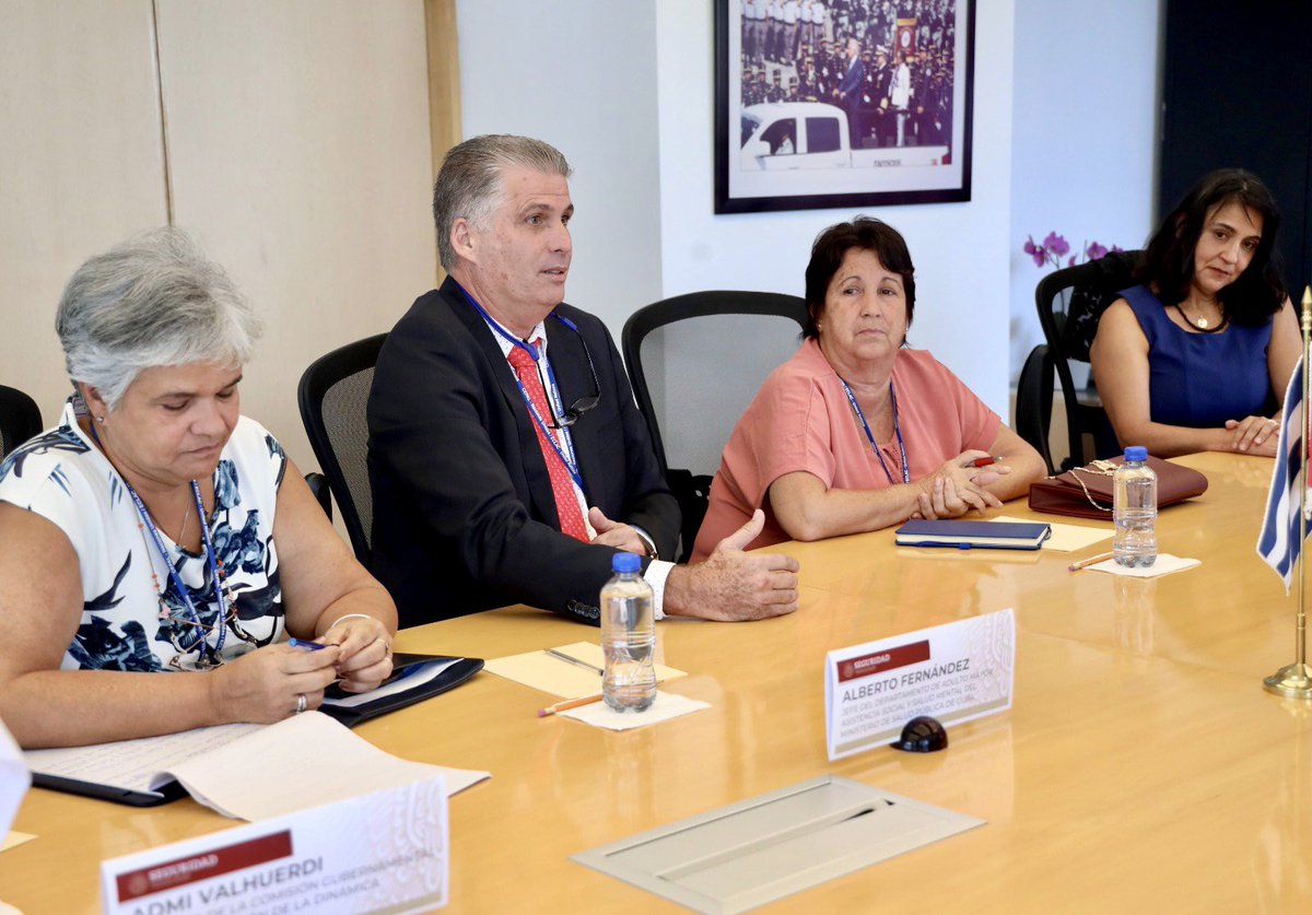 rosaicela_'s tweet photo. Un gusto reunirnos con la Dra. Sandra Huenchuan, de #CELADE @cepal_onu, así como con los representantes del gobierno cubano @AdmiValhuerdi, @MariaMolinaGut, de @MTSS_CUBA; y @alberto79881623, de @MINSAPCuba, para trabajar juntos en beneficio de nuestras naciones. 🇲🇽🇨🇺 https://t.co/I385XhYOox