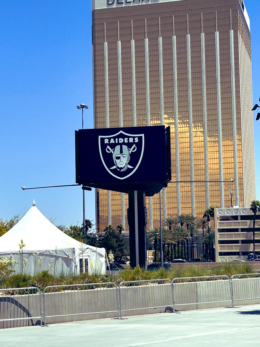 Fabinow's tweet photo. Siempre Raider !! Siempre Malosa #RaiderForever en las más malas y en las peores 😅🖤🖤🖤🖤 #RaiderNation https://t.co/NKRsdycUn0