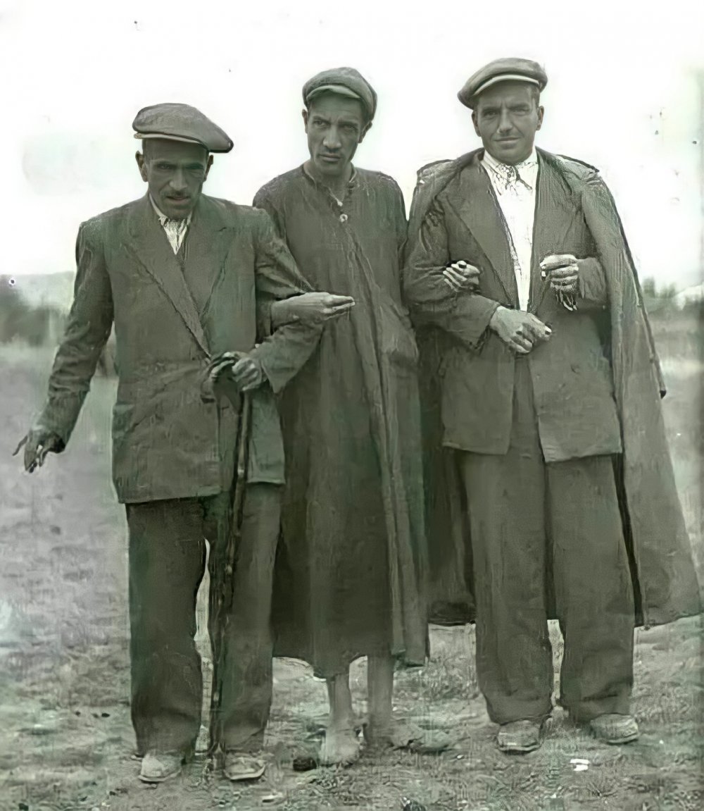 Kim veli kim deli... Elazığ Akıl ve Ruh Sağlığı Hastanesi'ndeki bir akıl hastasının vefatından önce Allah'a yazdığı mektubu (1965): 1️⃣Ben dünya kürresi, Türkiye karyesi ve Urfa Köyünden, El-Aziz (Elazığ ) Tımarhanesi (Akıl ve Ruh Sağlığı Hastanesi) sakinlerinden; İsmi önemsiz,…