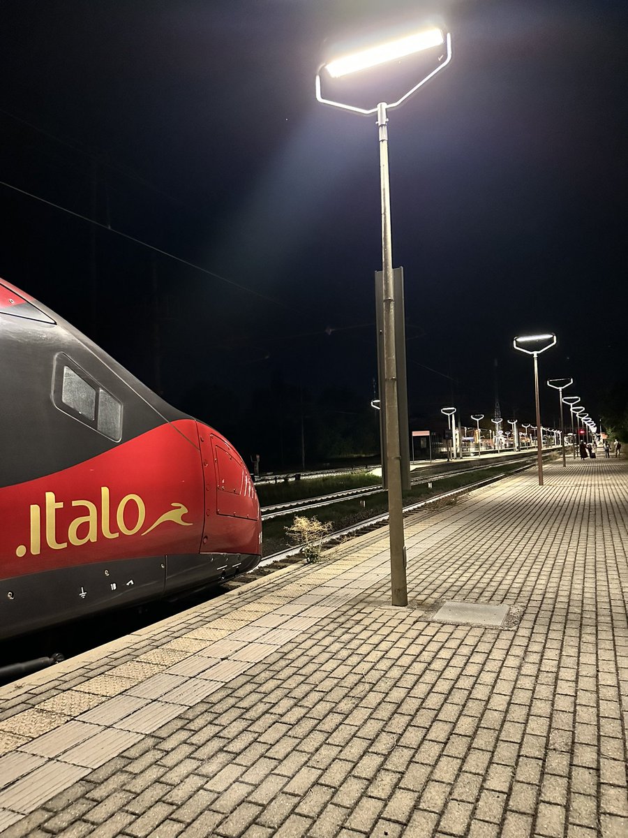 JumpMarnet's tweet photo. @ItaloTreno dopo 3 ore fermi alla stazione di Castelfranco Emilia con le ultime carrozze sulla piattaforma finalmente apre le porte per chi può farsi venire a prendere o prendere un taxi o semplicemente far fare pipì al cane. Ci sono volute 3ore per questa decisione.  @mims_gov https://t.co/cQWNnFvE3H