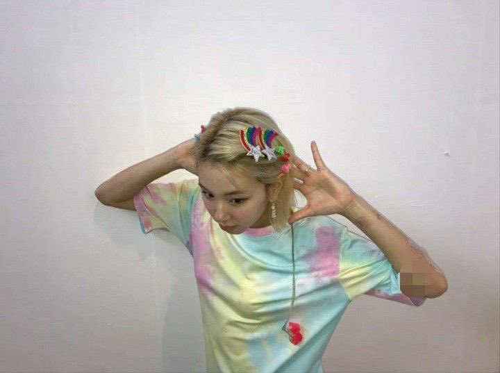 SCYDAILY's tweet photo. chaeyoung's twicetagram update 3 years ago today 🌈 https://t.co/DrpGH2alKk
