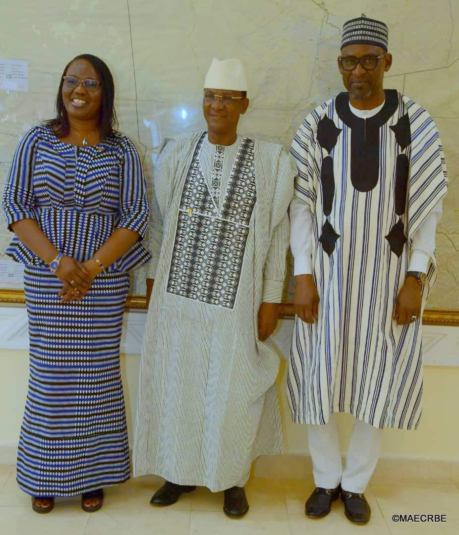 sigbf's tweet photo. #Commission_mixte de coopération #Burkina Faso-République du #Mali : la ministre Olivia ROUAMBA échange avec le Premier ministre Choguel Kokalla MAIGA
Lire👇👇👇
https://t.co/63AC0QA2kD
#Com_Gouv_BF
#SIGBurkina
#BurkinaFaso https://t.co/ZkapPyeKvv