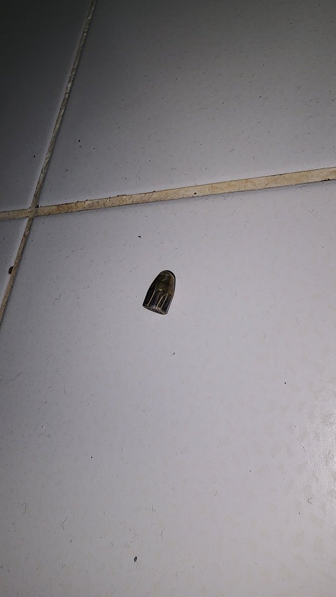 selimemrear's tweet photo. Allah belanızı versin. 
10 gün önce küçük bir çocuğa yorgun mermi isabet etti ve yaralandı. Aynı lokasyonda, 500 metre mesafedeki evimize yorgun mermi geldi. Nasıl bir mutluluk veriyor size bu şerefsizlik anlamıyorum.
1 saattir jandarmanın gelmemesi de ayrı bir mesele tabi. https://t.co/ktuTrXzZds