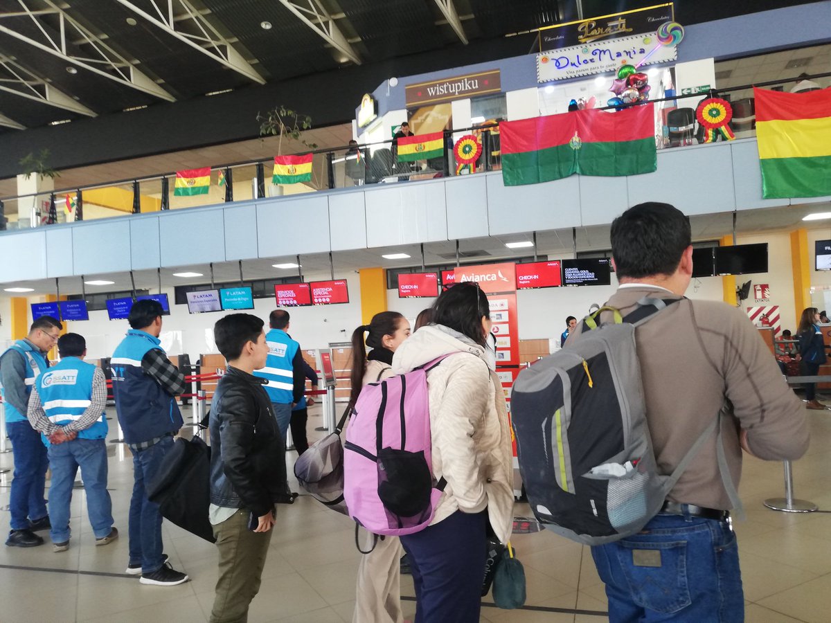 MamaniZenobia's tweet photo. #Último
Los vuelos de Amaszonas aún no se restablecen en el Aeropuerto Internacional de El Alto. Muchos viajeros esperan respuestas sobre qué es lo que sudecerá, además, manifiestan su molestia por esta situación. https://t.co/RfyCPkk1oE