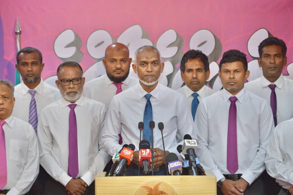 kevincosna's tweet photo. ހިޔާލު ތަފާތުވުމެއް ނެތް، މިތިބީ އެއް އަޒުމެއްގައި - @MMuizzu 
#FreePresidentYameen
#MuizzuSembe2023
#VotePPM https://t.co/CXtRMcOcyd