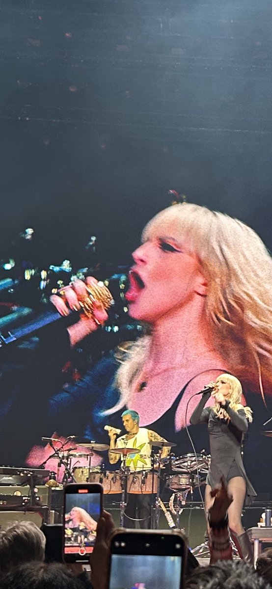 phoebefridgers's tweet photo. the best photo I took last night #paramoreSF https://t.co/4ht7WUROl7