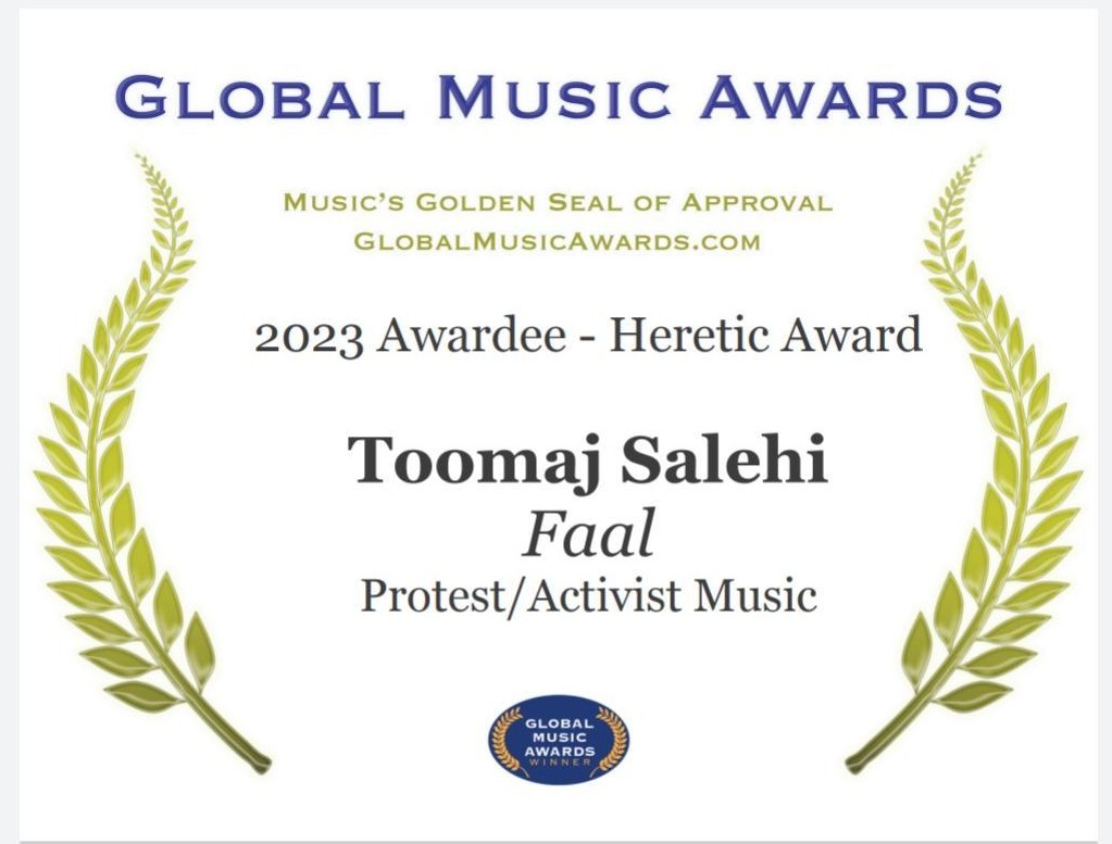 OfficialToomaj's tweet photo. توماج صالحی مفتخر به دریافت جایزه «هرتیک» از Global Music Awards شد.

«گلوبال موزیک اواردز» در بخش موسیقی اعتراضی، جایزه جهانی خود با نام «هرتیک» را در سال ۲۰۲۳ به #توماج_صالحی اهدا کرد.
قطعه موسیقی «فال» توسط این سازمان معتبر قابل توجه قرار گرفت و سبب شد که جایزه سالانه ویژه خود را بنام توماج صالحی ثبت کند. 
گلوبال موزیک اواردز در صفحه رسمی خود اعلام کرد: « سازمان جوایز جهانی موسیقی از توماج صالحی، خواننده رپ ایرانی، با دریافت جایزه هرتیک برای موسیقی اعتراضی برای قطعه موسیقی «فال»  تقدیر می‌کند. توماج صالحی که صدای این اعتراضات شده بود، پس از انتشار این موزیک بازداشت، شکنجه و به ۶ سال و ۳ ماه زندان محکوم شد و همچنان از رسیدگی پزشکی محروم می‌باشد. همه ما می‌توانیم به دلاوری و اراده قاطع توماج صالحی امیدوار باشیم. ما مفتخریم که می‌توانیم چنین مرد باورنکردنی را بشناسیم و امیدواریم که از حبس ناعادلانه‌اش رهایی یابد.»
توماج صالحی اولین هنرمندی‌ست که توانسته جایزه جهانی موسیقی در بخش اعتراضی را بطور ویژه دریافت کند.
#FreeToomaj
منبع:
https://t.co/VyW38HtYUi