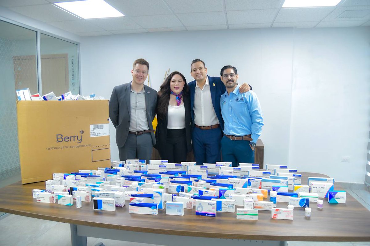 todoespolitica's tweet photo. https://t.co/cDn3loVjCP

Dona diputada medicamento al #IMPAS

@soyMarcoBonilla

@geozapatalucero https://t.co/KeMp2jgXWu