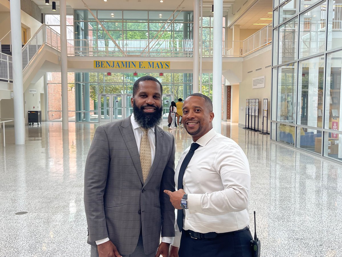 wardellhunterED's tweet photo. It’s always good to be back on the Hill.  Great visit with @APSMaysRaiders leaders today. Looking forward to seeing them do aMAYSing things. #legacytokeepimagetouphold #Maysraisedme #blueandgold @BEMaysPRIDE @RamonRivers12 @apsupdate https://t.co/nIbiR85waB