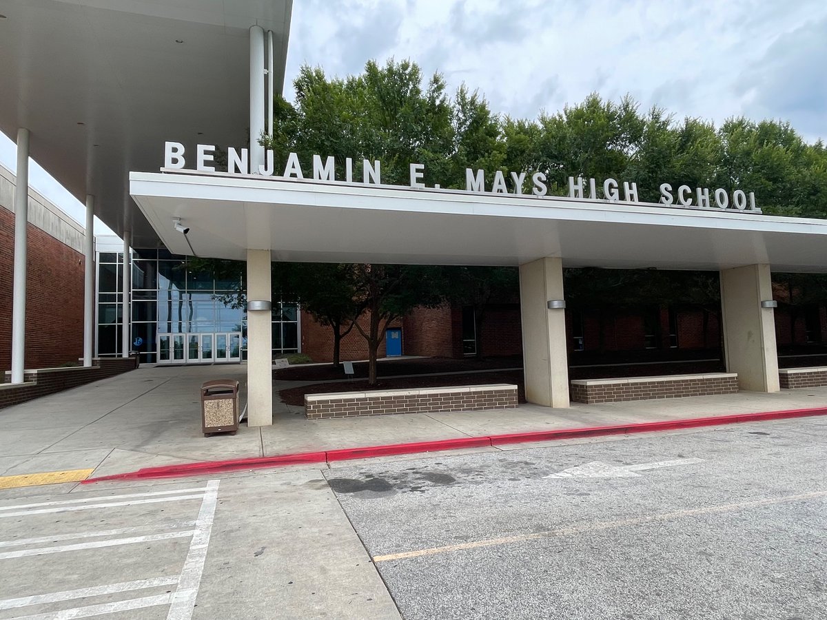 wardellhunterED's tweet photo. It’s always good to be back on the Hill.  Great visit with @APSMaysRaiders leaders today. Looking forward to seeing them do aMAYSing things. #legacytokeepimagetouphold #Maysraisedme #blueandgold @BEMaysPRIDE @RamonRivers12 @apsupdate https://t.co/nIbiR85waB