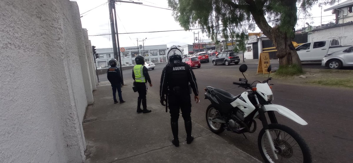 amcquito's tweet photo. Continuamos ejecutando los operativos móviles de control de limpiaparabrisas en todo el DMQ. 💧

Junto a @agentesdequito controlamos las avenidas:

📍Naciones Unidas
📍10 de Agosto
📍Galo Plaza Lasso
📍Juan de Selis 
📍América
📍Redondel de la Y
📍Túnel de Guayasamín
📍6 de Diciembre

Contigo #QuitoRenace.