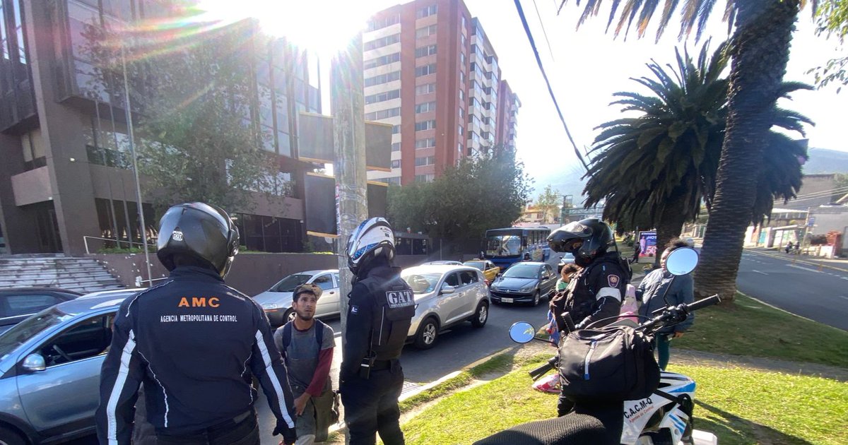 amcquito's tweet photo. Continuamos ejecutando los operativos móviles de control de limpiaparabrisas en todo el DMQ. 💧

Junto a @agentesdequito controlamos las avenidas:

📍Naciones Unidas
📍10 de Agosto
📍Galo Plaza Lasso
📍Juan de Selis 
📍América
📍Redondel de la Y
📍Túnel de Guayasamín
📍6 de Diciembre

Contigo #QuitoRenace.
