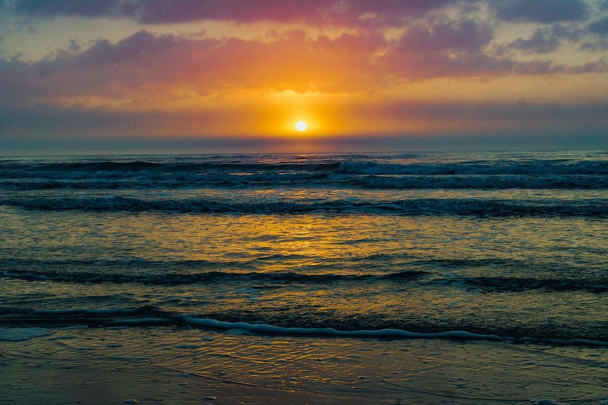 We never get tired of Texas coastal views! 🌅 From the Bolivar Peninsula to South Padre Island, start and end the day on a TX beach: bit.ly/3qr5ZUP 📷: @susan_v_watson