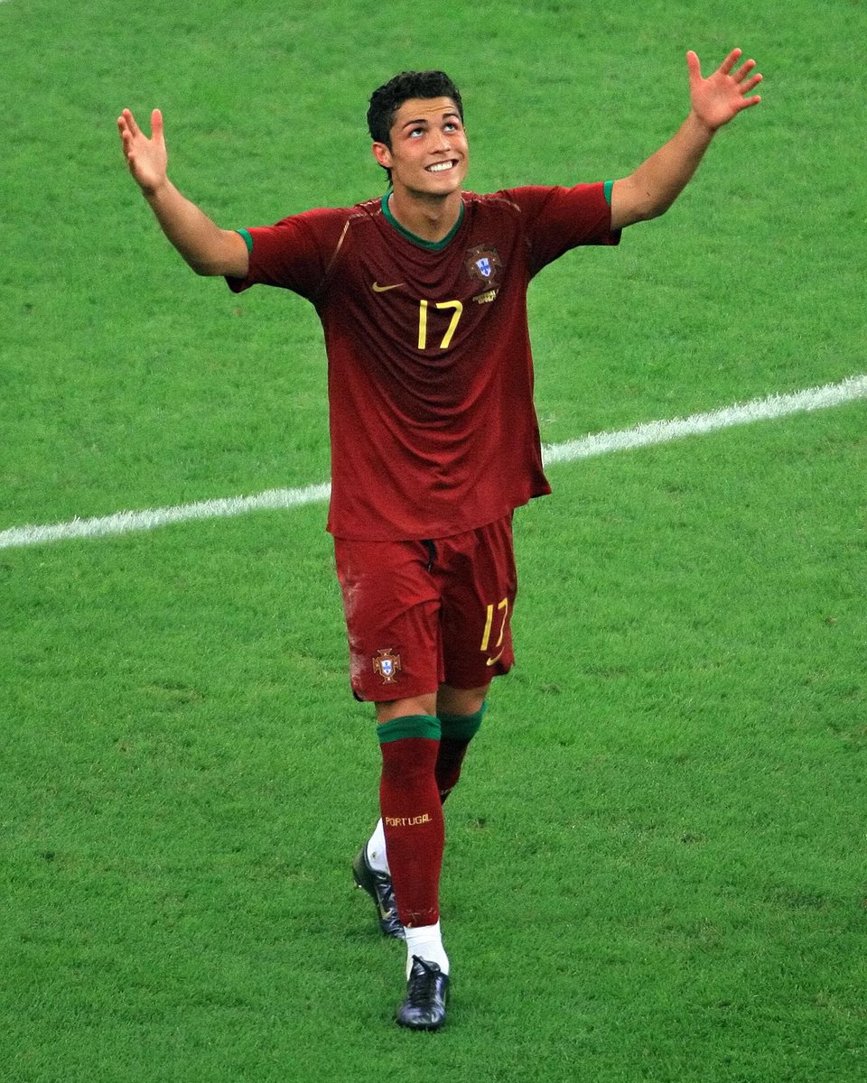 SmokeOnTheBall's tweet photo. The eternal Golden Boy. https://t.co/rQZldXitOV