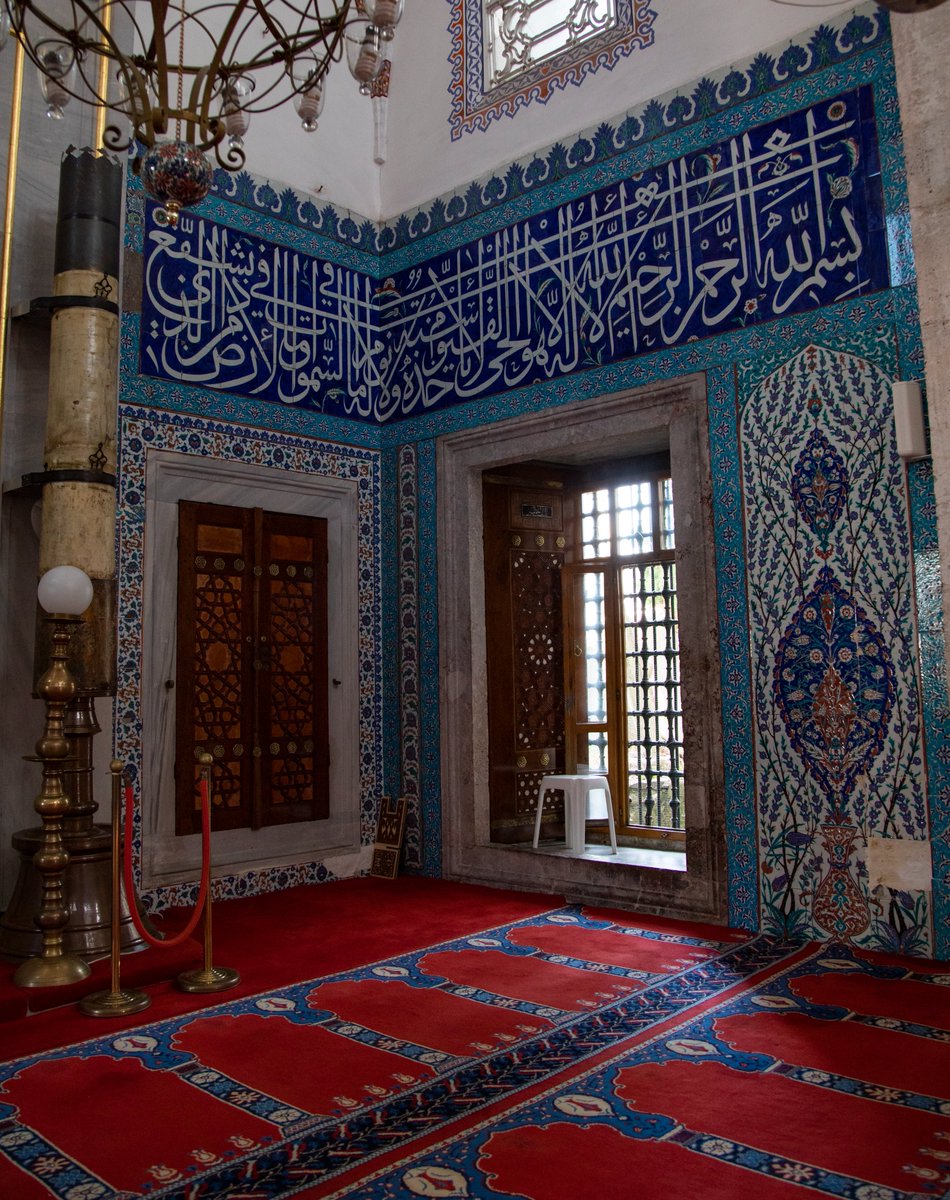 Osman Hamdi "Kur'an Okuyan Adam" (1875)
Nuri Bilge Ceylan "Uzak" (2002)
Vâlide-i Atik Camii (2023)