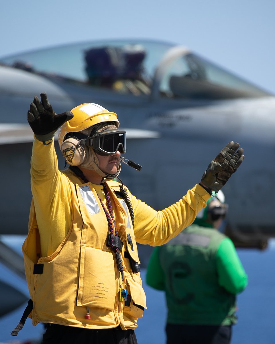 USNavy's tweet photo. Staying supplied and READY all around the 🌏
Navy Aviation Boatswain’s Mate Petty Officer 3rd Class Shamus Fraser guides a MH-60R during a Vertical Replenishment aboard #USSNewYork currently participating in #LSE2023 a joint exercise with @USMC Aug 9-18, across 22 time zones. https://t.co/zTBtzN1mvV