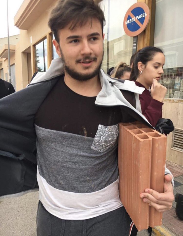 _JorgeRubio_'s tweet photo. Ella🤦‍♀️: Estoy llegando a casa espero que no vuelvas con más ladrillos en tu chaqueta 😡❌
Yo 😊🧱: https://t.co/tTn7swfODy