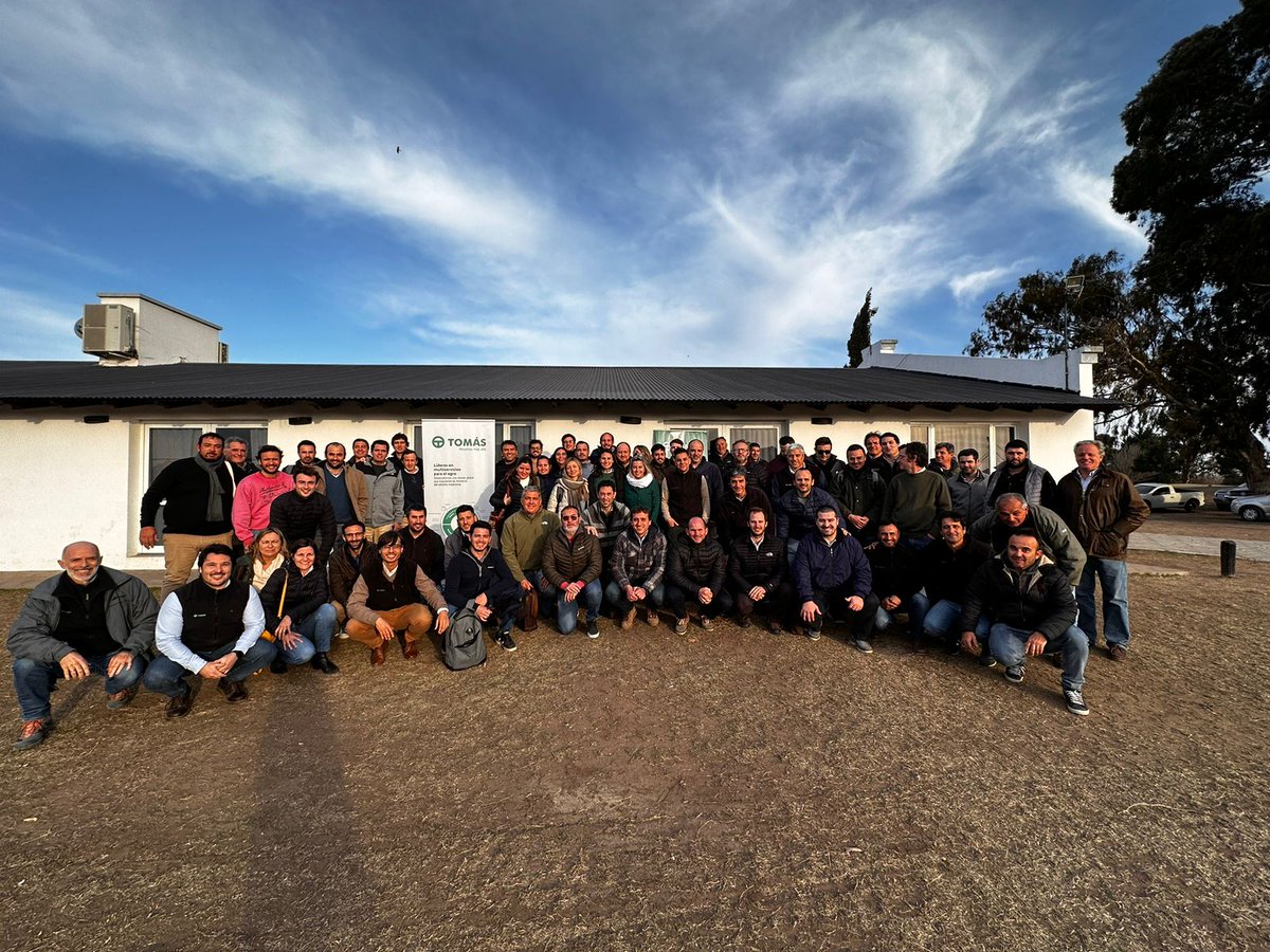 TomasHnos's tweet photo. ¡Esta es nuestra fuerza comercial!💪💪
Acá todo el equipo de ventas de Tomás en la reunión comercial 2023 de #TrenqueLauquen 📍

#FuerzaComercial #LíderesenMultiserviciosParaelAgro #SomosTomás https://t.co/QZUACUod6A
