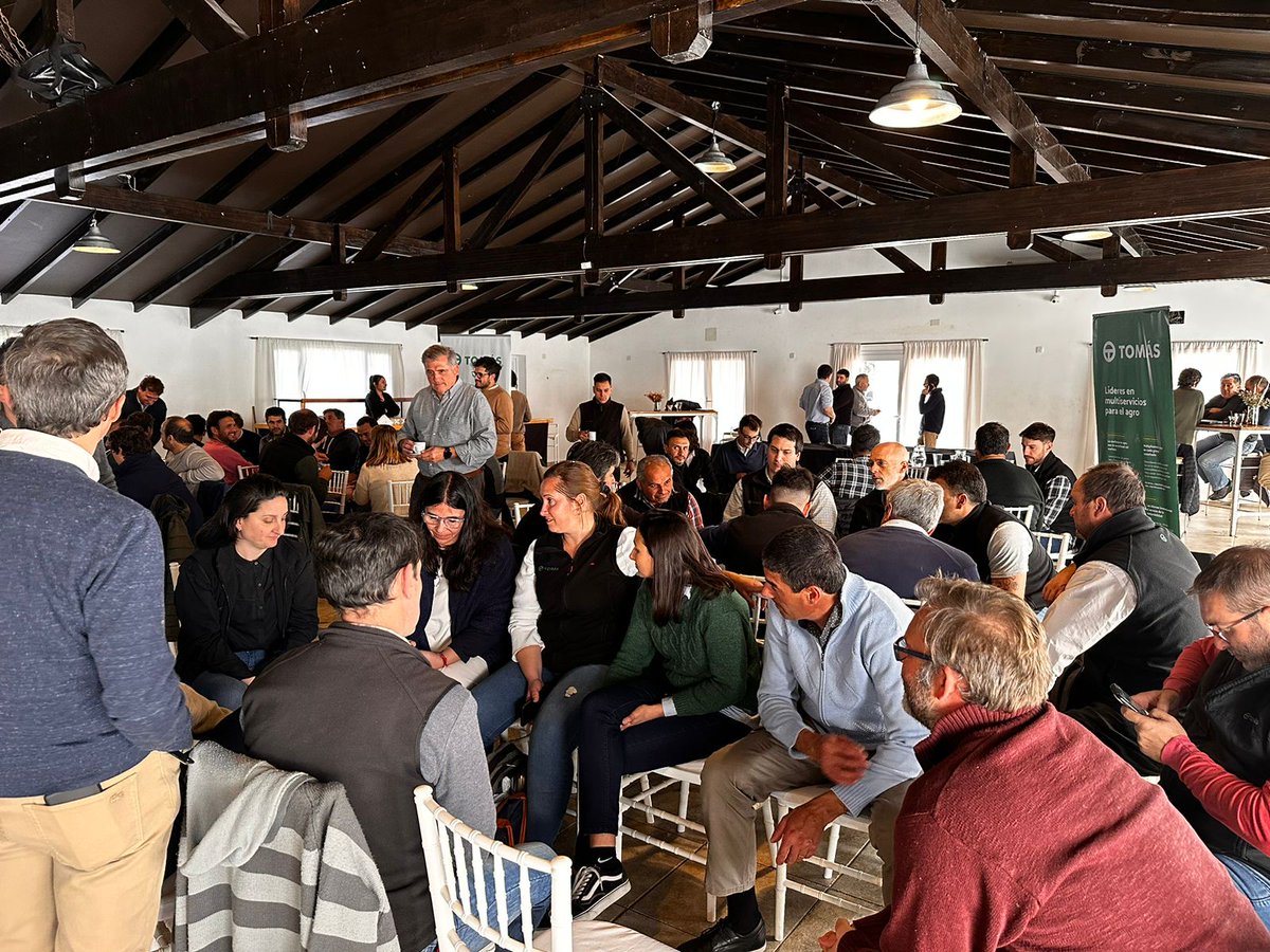 TomasHnos's tweet photo. ¡Esta es nuestra fuerza comercial!💪💪
Acá todo el equipo de ventas de Tomás en la reunión comercial 2023 de #TrenqueLauquen 📍

#FuerzaComercial #LíderesenMultiserviciosParaelAgro #SomosTomás https://t.co/QZUACUod6A