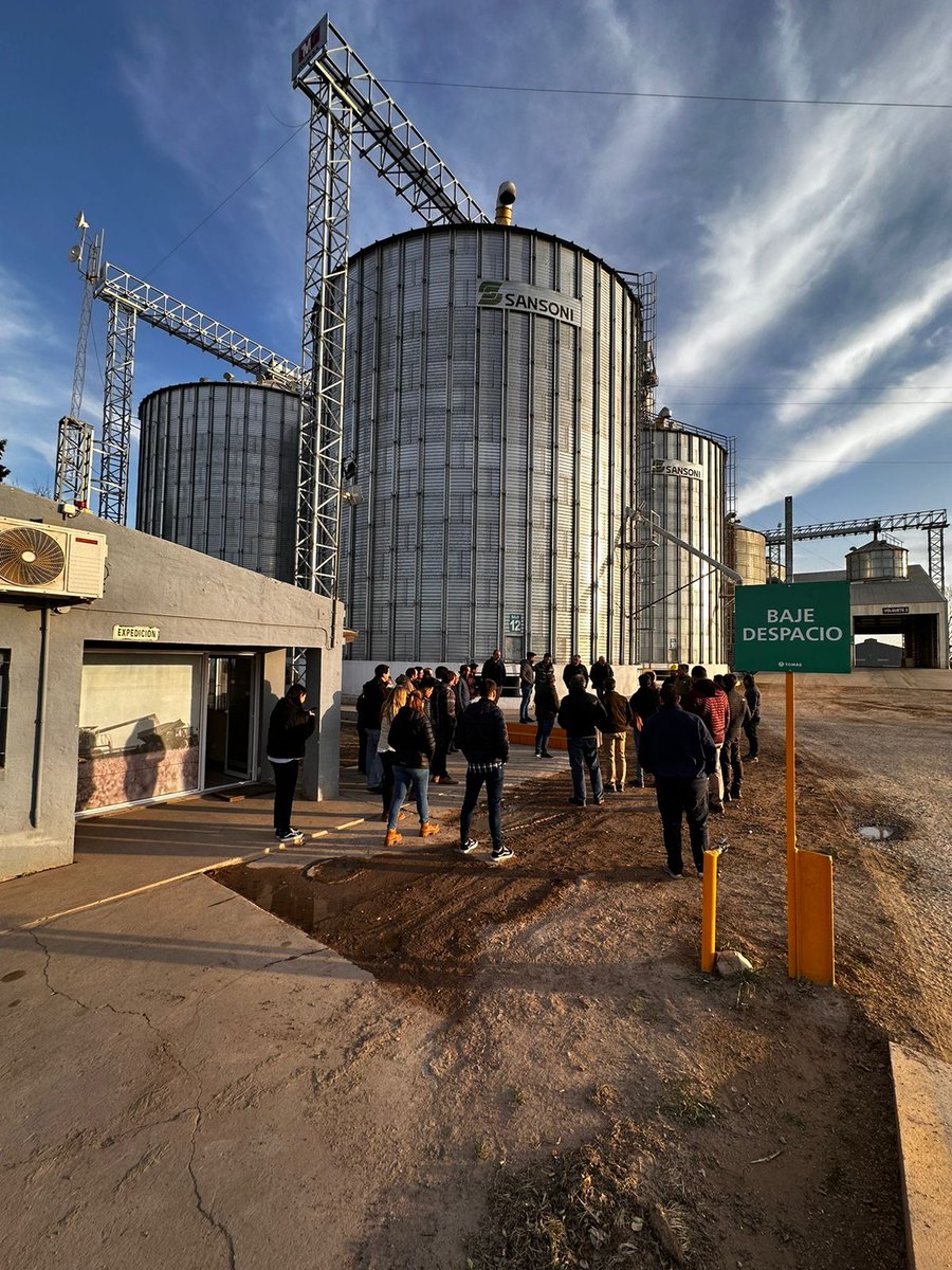TomasHnos's tweet photo. ¡Esta es nuestra fuerza comercial!💪💪
Acá todo el equipo de ventas de Tomás en la reunión comercial 2023 de #TrenqueLauquen 📍

#FuerzaComercial #LíderesenMultiserviciosParaelAgro #SomosTomás https://t.co/QZUACUod6A