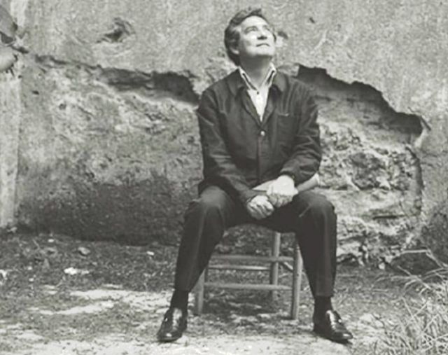 "Hay que dormir con los ojos abiertos, hay que soñar con las manos… hay que soñar en voz alta, hay que cantar hasta que el canto eche raíces, troncos, ramas, ramas, pájaros, astros".
Octavio Paz