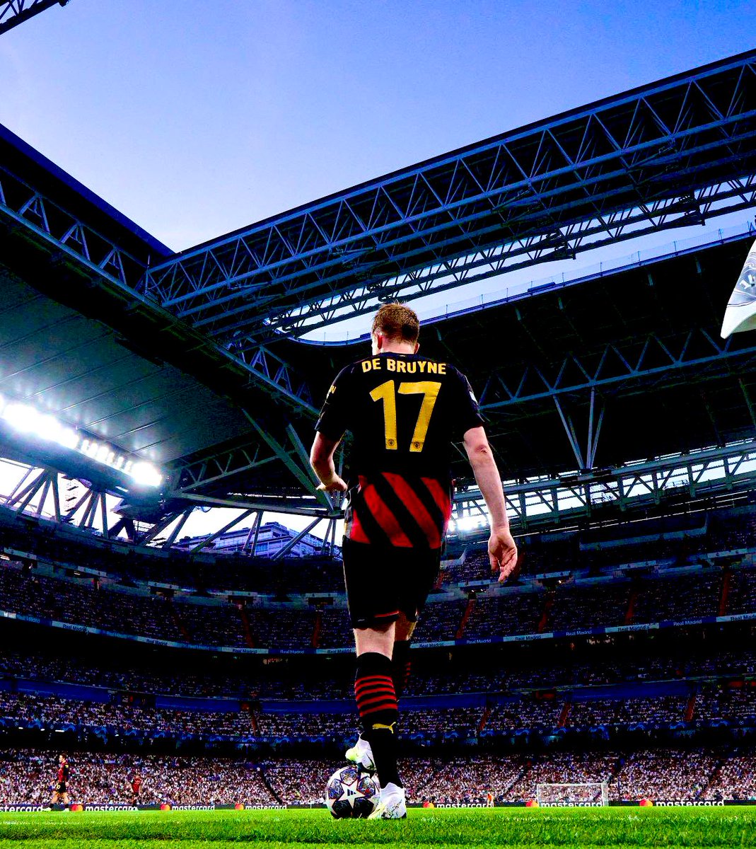 SheikhMCI's tweet photo. Statue or not, personally think we should retire the ‘17’ after Kev retires. 

West Ham retired ‘6’ for Bobby Moore. Ajax retired ‘14’ for Cruyff. Inter retired ‘4’ for Zanetti and Milan retired ‘3’ for Maldini. 

It’s the highest honor a club can bestow on a player, by far IMO. It’s something David, Sergio, and Vinny didn’t get. 

I cannot and do not want to see any other player wear the ‘17’ for our club.