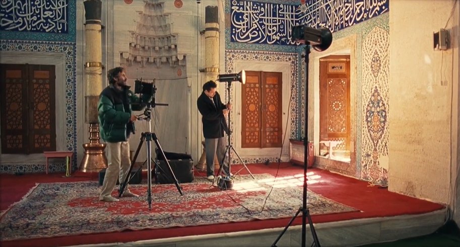 brhnbkr's tweet photo. Osman Hamdi "Kur'an Okuyan Adam" (1875)
Nuri Bilge Ceylan "Uzak" (2002)
Vâlide-i Atik Camii (2023) https://t.co/z5ZfTBb9OU