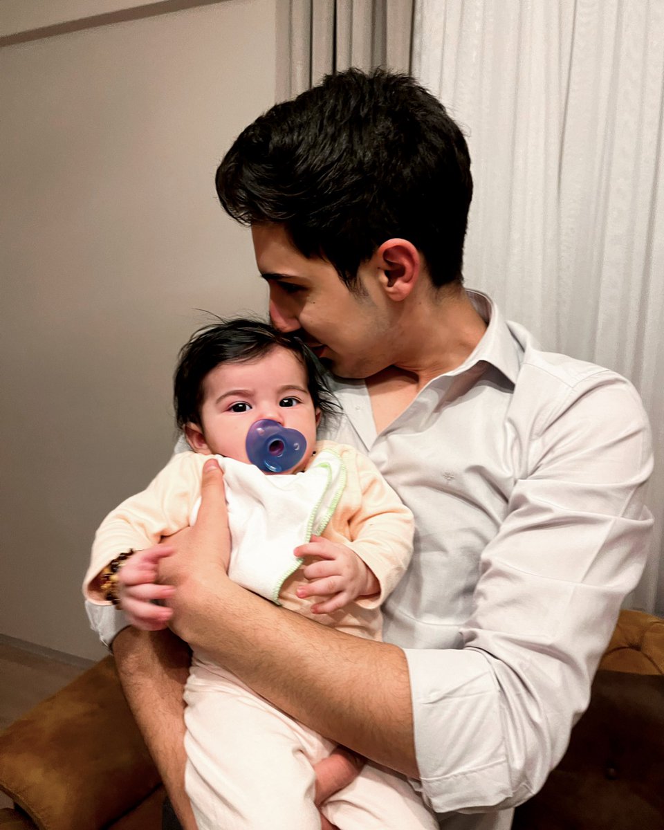 eminkucukk's tweet photo. Bir kuş ürkekliğinde severdi Niloşum. Kucağımı da pek severdi. Rahat ederdi ondan belki ama ben daha bir rahat ederdim. Huzuru kucaklamaktı benim için kollarımla sardığım çocuk. Son kez kollarıma aldığımda, ona son kez sarıldığımı biliyordum ve bildiğim en acı şey oldu benim için https://t.co/edrGQhgQHi