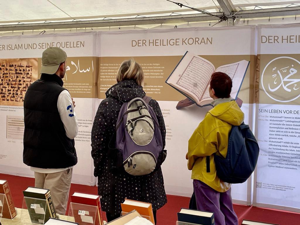 AhmadiyyaKiel's tweet photo. Tag #1: Startschuss für die einwöchige #Islam-Ausstellung am Asmus-Bremer-Platz in #Kiel!

Die Eröffnung war von neugierigen Gesprächen und einem regen Austausch geprägt, während auch die Begeisterung für das Gezeigte geteilt wurde.

Wir freuen uns auf die weiteren Tage! https://t.co/hU8J5f1Sq2