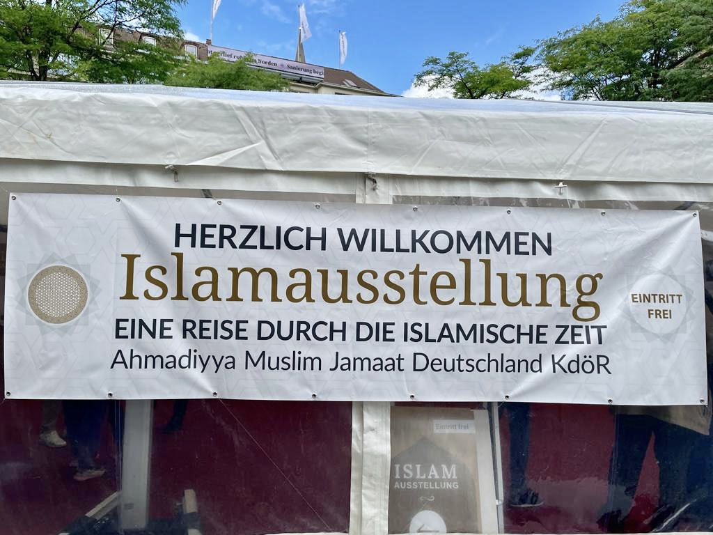 AhmadiyyaKiel's tweet photo. Tag #1: Startschuss für die einwöchige #Islam-Ausstellung am Asmus-Bremer-Platz in #Kiel!

Die Eröffnung war von neugierigen Gesprächen und einem regen Austausch geprägt, während auch die Begeisterung für das Gezeigte geteilt wurde.

Wir freuen uns auf die weiteren Tage! https://t.co/hU8J5f1Sq2