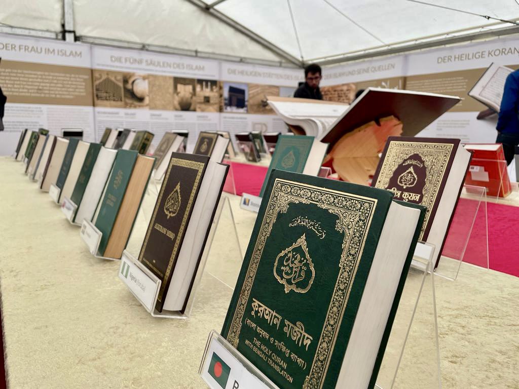 AhmadiyyaKiel's tweet photo. Tag #1: Startschuss für die einwöchige #Islam-Ausstellung am Asmus-Bremer-Platz in #Kiel!

Die Eröffnung war von neugierigen Gesprächen und einem regen Austausch geprägt, während auch die Begeisterung für das Gezeigte geteilt wurde.

Wir freuen uns auf die weiteren Tage! https://t.co/hU8J5f1Sq2