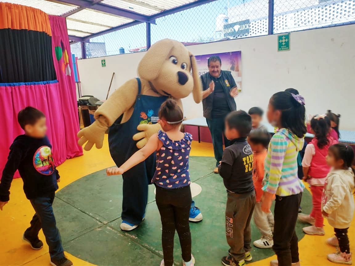 DianaStephanyLG's tweet photo. ¡Seguimos trabajando para transformar nuestra sociedad!Este #martes nuestro mejor amigo defensor Justino visitó a nuestros #humanitos de la Estancia Infantil Margarita Maza de Juárez para enseñarles sobre #CulturaDePaz, #DerechosHumanos y #valores
#AtizapánProtegiendoTusDerechos https://t.co/FLvYwzMC5m