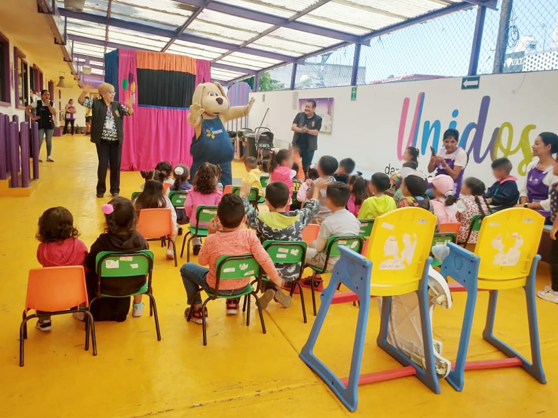 DianaStephanyLG's tweet photo. ¡Seguimos trabajando para transformar nuestra sociedad!Este #martes nuestro mejor amigo defensor Justino visitó a nuestros #humanitos de la Estancia Infantil Margarita Maza de Juárez para enseñarles sobre #CulturaDePaz, #DerechosHumanos y #valores
#AtizapánProtegiendoTusDerechos https://t.co/FLvYwzMC5m