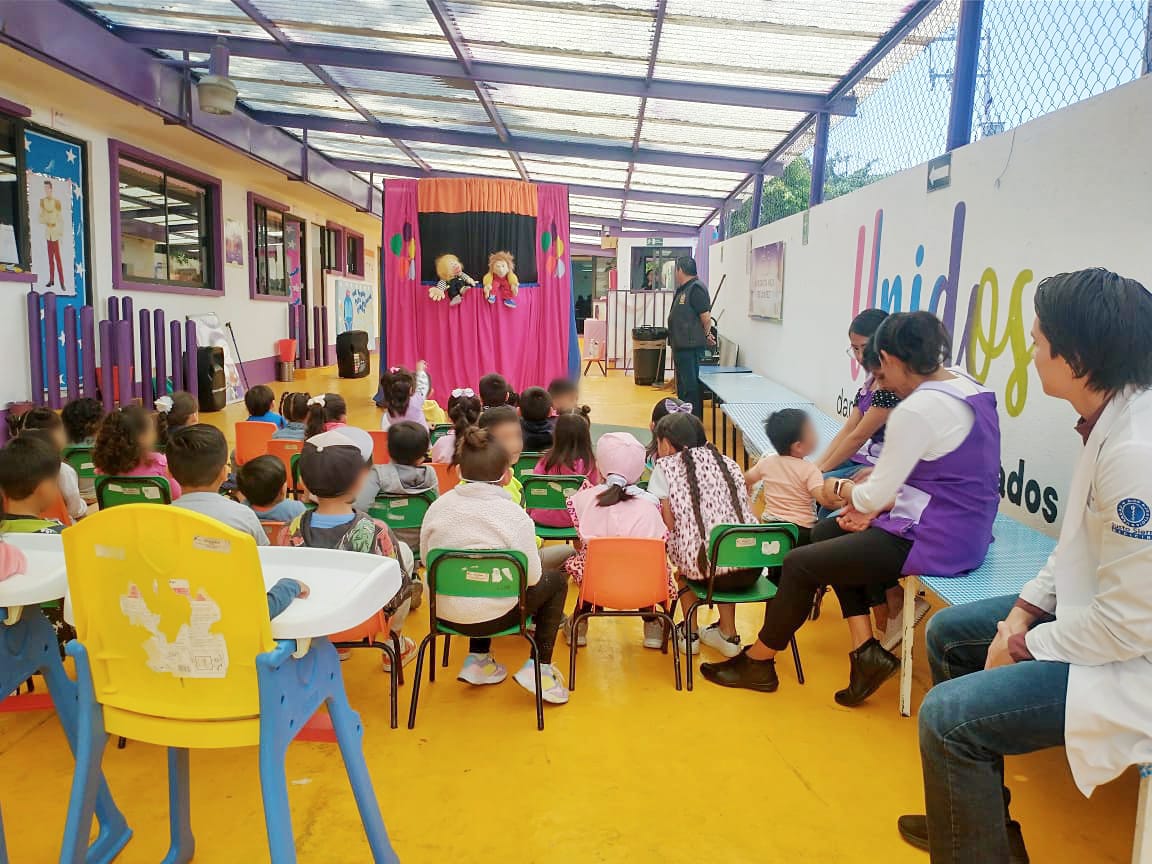 DianaStephanyLG's tweet photo. ¡Seguimos trabajando para transformar nuestra sociedad!Este #martes nuestro mejor amigo defensor Justino visitó a nuestros #humanitos de la Estancia Infantil Margarita Maza de Juárez para enseñarles sobre #CulturaDePaz, #DerechosHumanos y #valores
#AtizapánProtegiendoTusDerechos https://t.co/FLvYwzMC5m