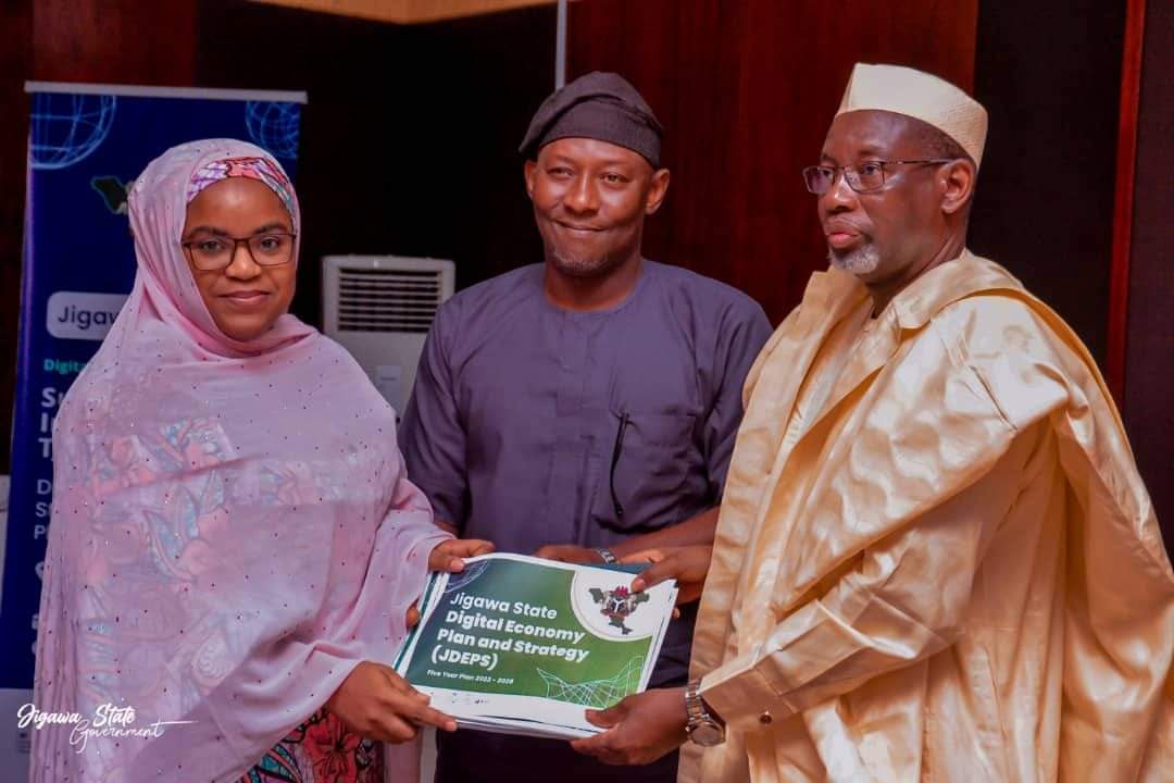 1/3: I received members of Jigawa State Sustainable and Inclusive Digital Transformation Project on a courtesy visit today. Led by Hajiya Maryam Lawal Gwadabe, they submitted a valuable digital access project document, shaping our state's digital economy plan. #ICT4D