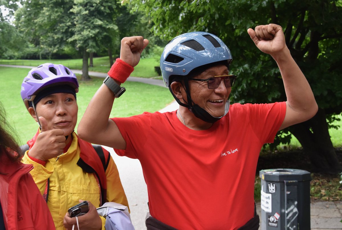 Große  Überraschung - Der Gyalwang Drukpa, Gründer der internationalen und  säkularen Live To Love Bewegung, hat Live To Love Germany mit einem  inoffiziellen Besuch beehrt!
bit.ly/3DLx6go

#LoveIsAction #LiveToLove #TheGyalwangDrukpa #Cycling #Hamburg #CycleYatra
