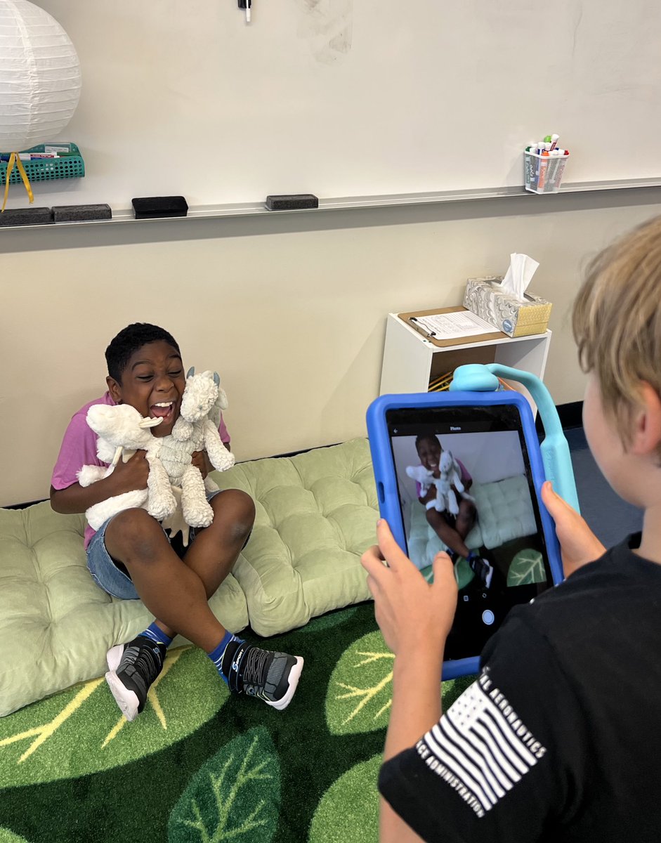 MsRannalsArt's tweet photo. Our @APS_SPARK artists loved using @GoosechaseEDU to find their way around the art room! Thanks @STEMbieda for the resource! 🎨🐉 #beSPARK #SPARKle @drjtoney @sarapruett5 https://t.co/cUZFuDlSM7